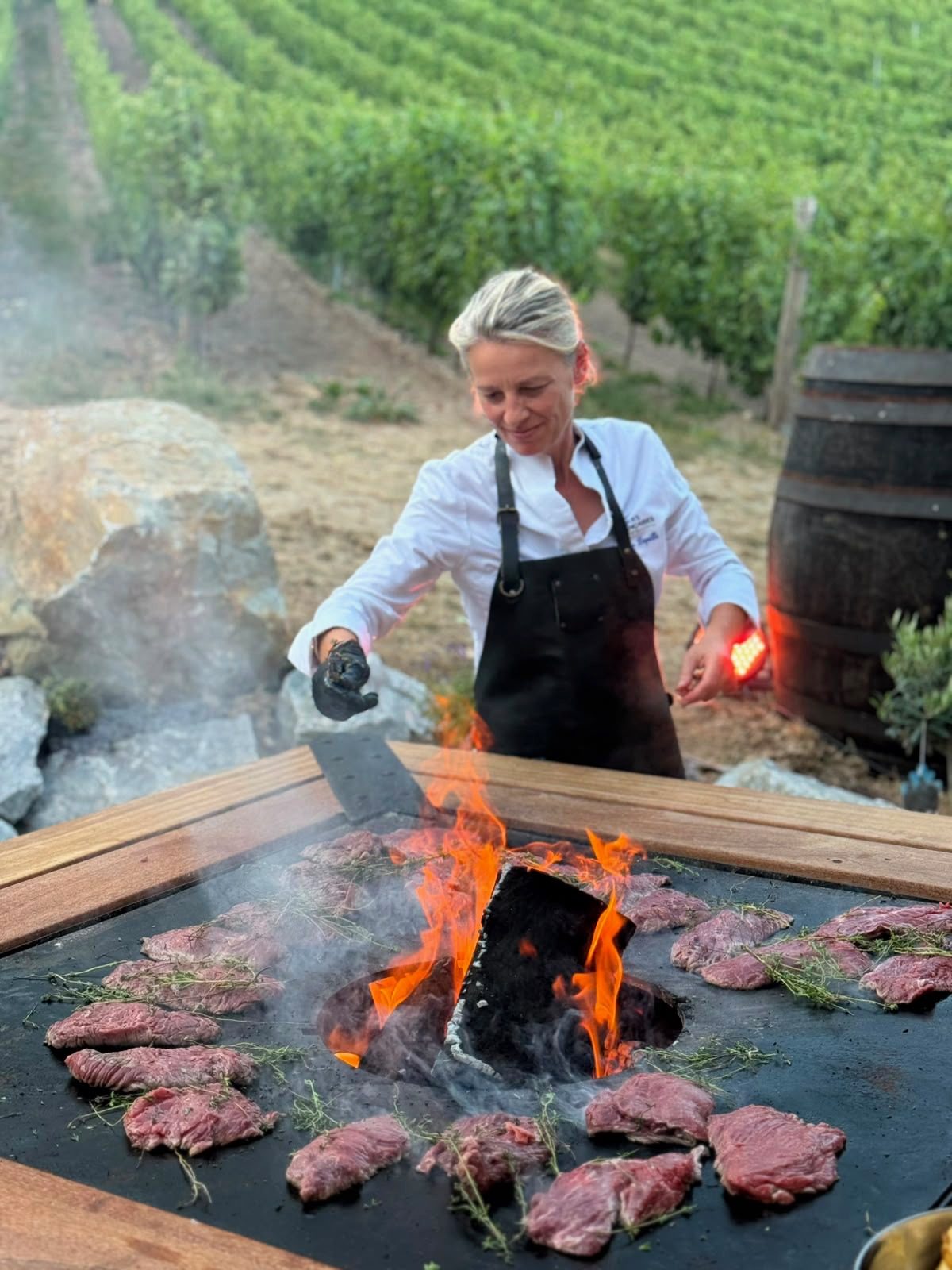 Cuisine au brasero en plein air pour une Réception d'été