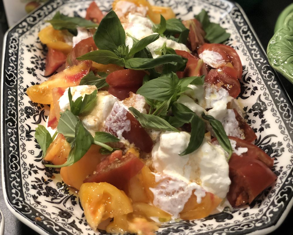 Assiette de tomates de saison, burrata et basilic