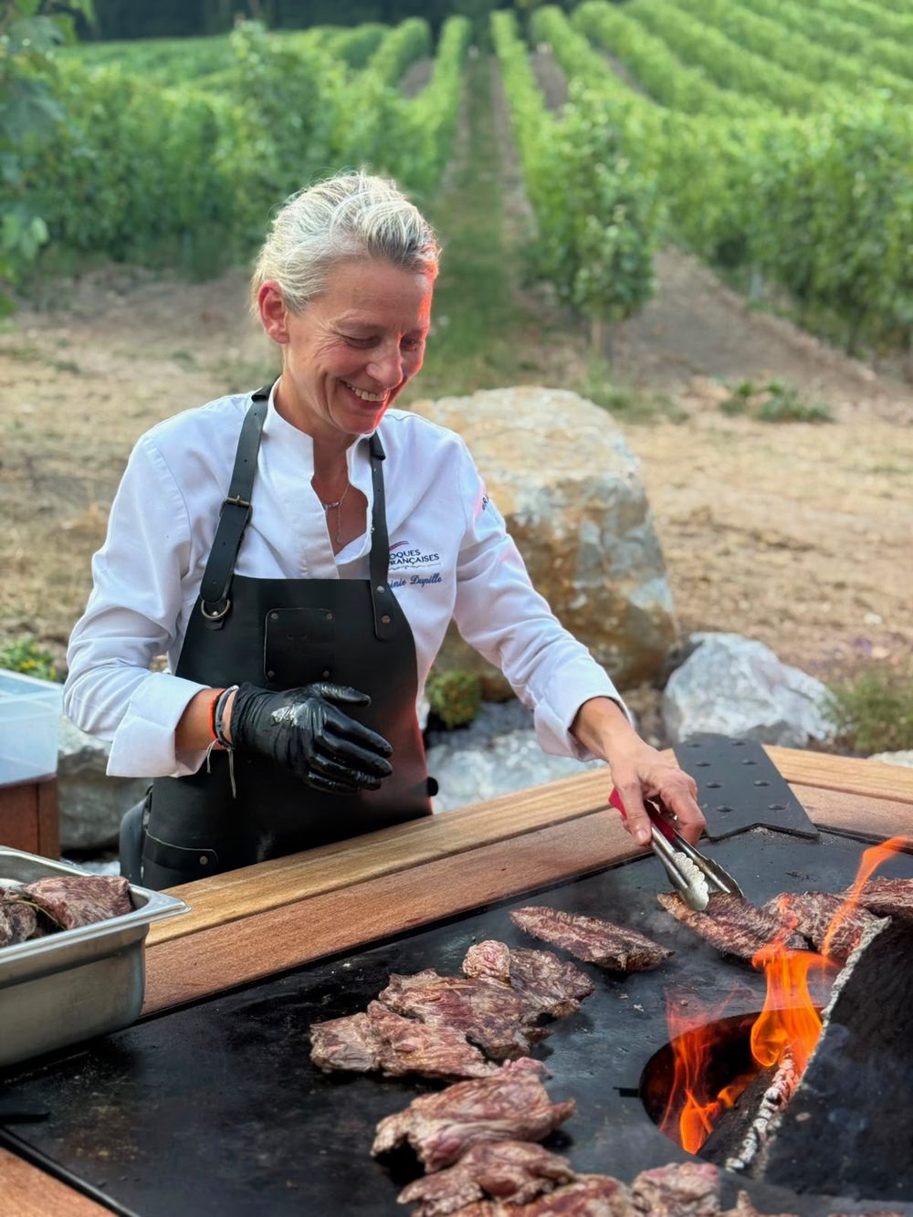 Pièces de viande grillées à la plancha en plein air