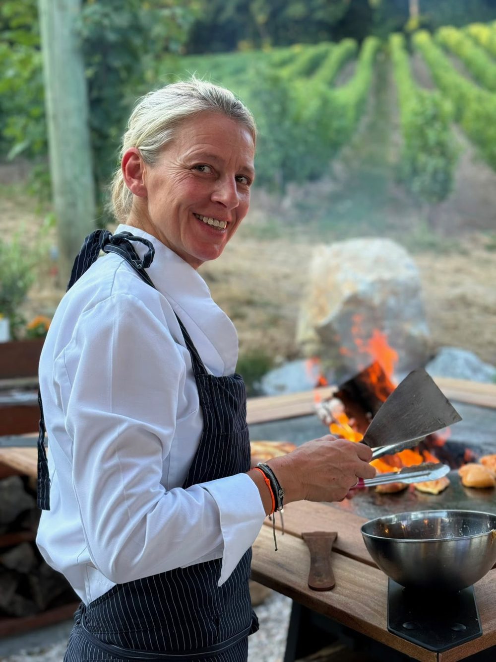 Virginie Dupille, Cheffe Privée, devant son brasero