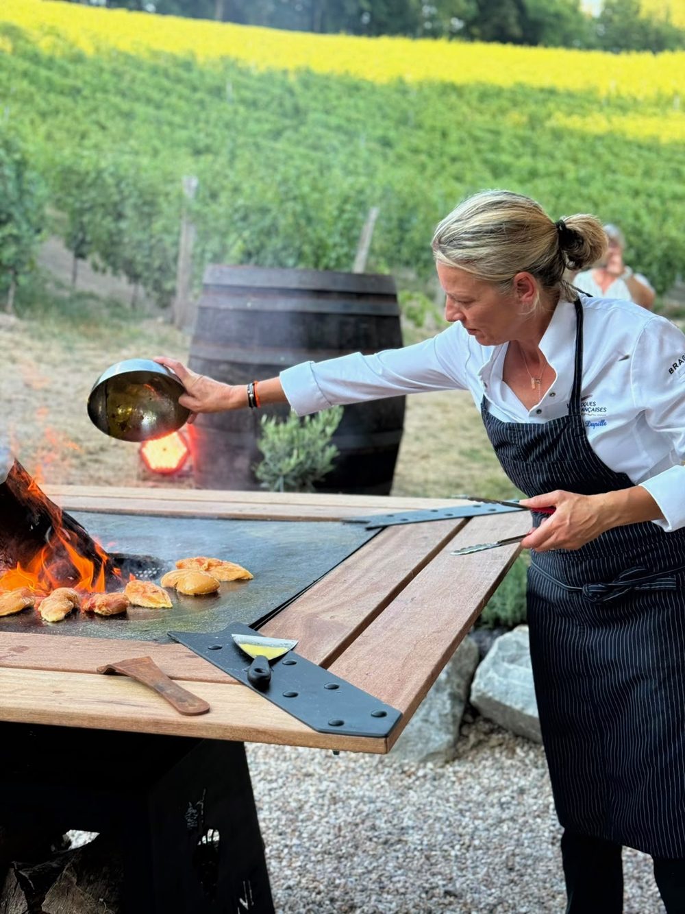 Service au feu de bois pendant une Réception