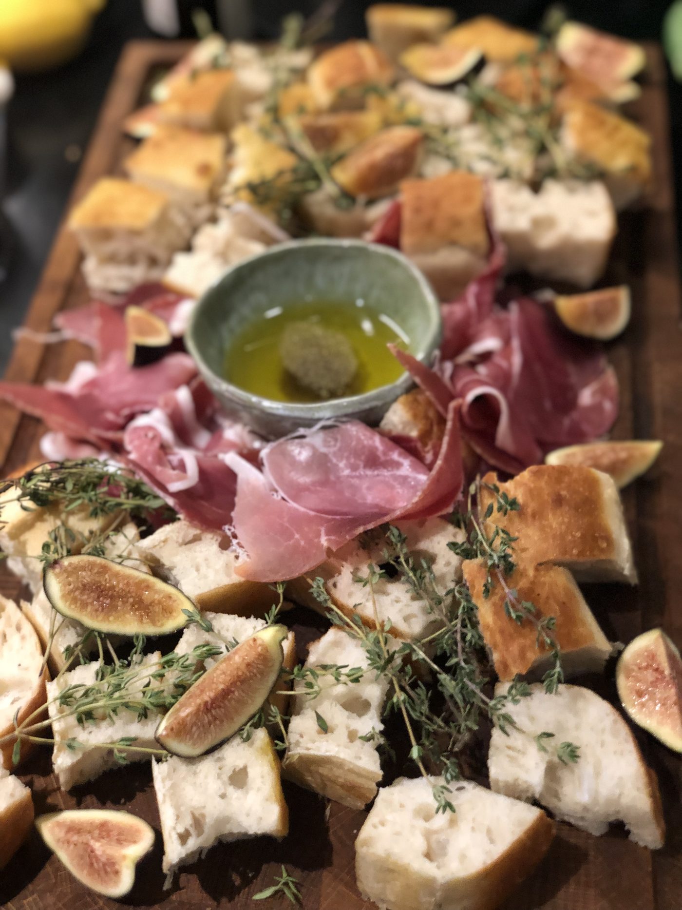 Planche de charcuterie, figues et focaccia préparée par une Cheffe Privée en Normandie
