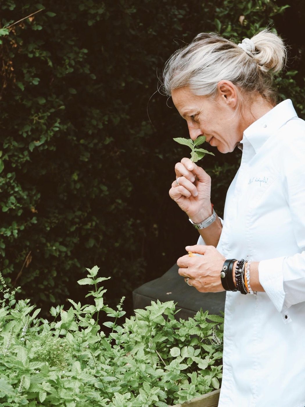 Virginie Dupille, Cheffe Privée en Normandie, choisit ses herbes au jardin