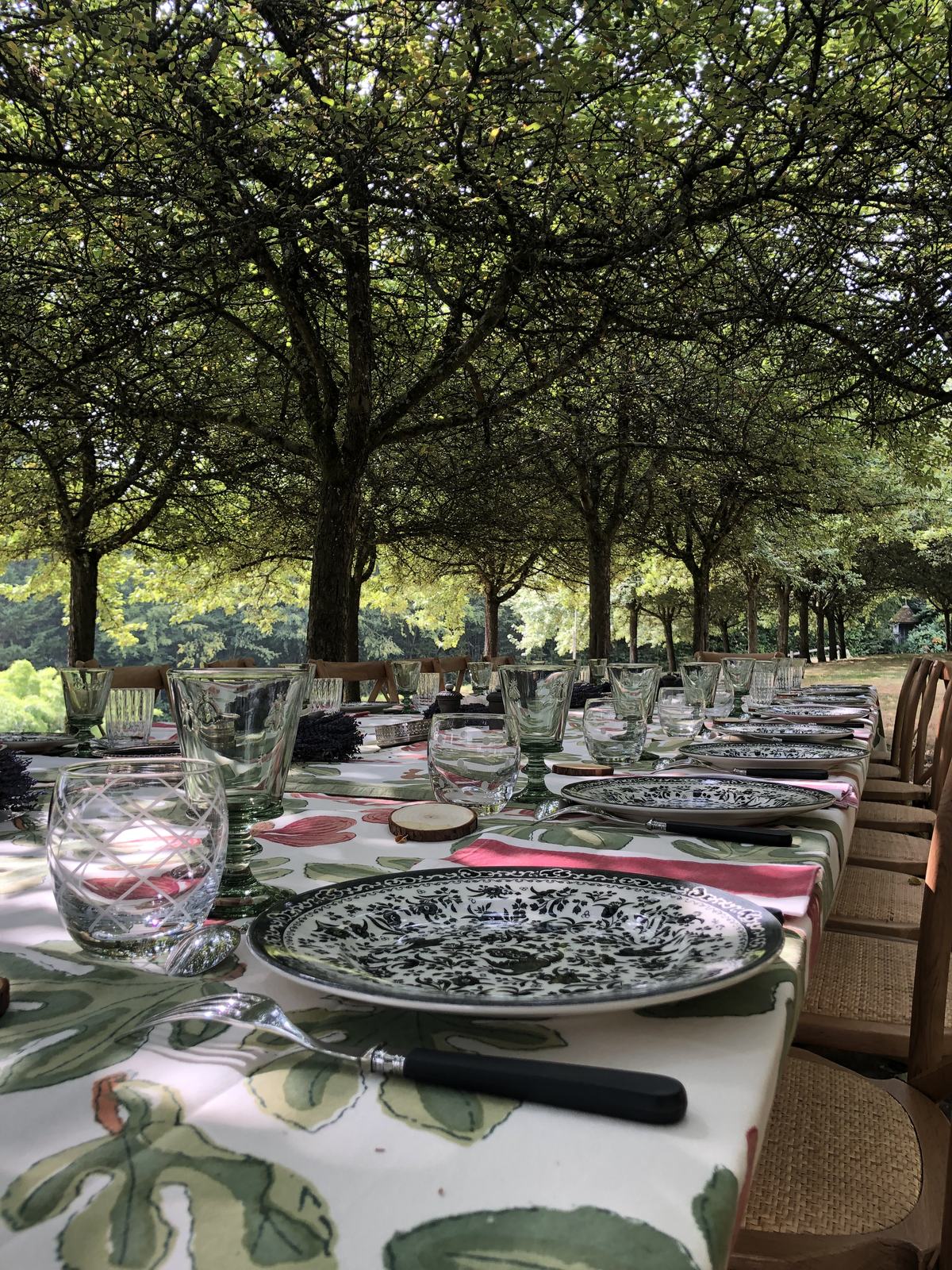 Grande tablée dressée sous les arbres pour un Mariage en Normandie